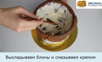 Выкладываем блины и смазываем кремом