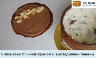 Смазываем блинчик кремом и выкладываем бананы