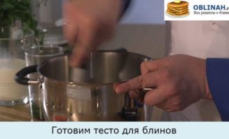 Шпинатные блины с лососем и сливочным кремом