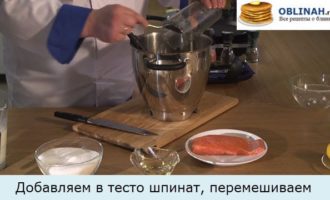 Шпинатные блины с лососем и сливочным кремом