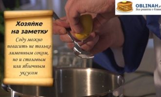 Шпинатные блины с лососем и сливочным кремом