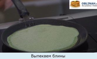 Шпинатные блины с лососем и сливочным кремом