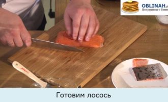 Шпинатные блины с лососем и сливочным кремом