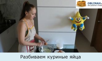 Разбиваем куриные яйца