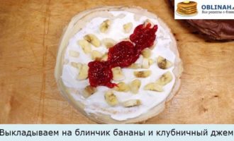 Выкладываем на блинчик бананы и клубничный джем