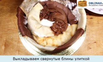 Выкладываем свернутые блины улиткой