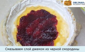 Смазываем слой джемом из черной смородины