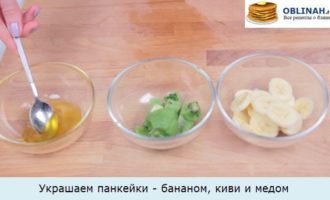 Украшаем панкейки - бананом, киви и медом